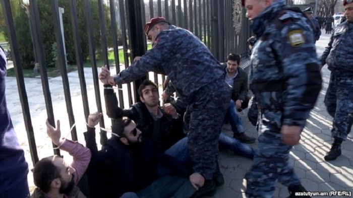 Eine Protestaktion in Yerevan: mehr als 10 junge Leute wurden festgenommen