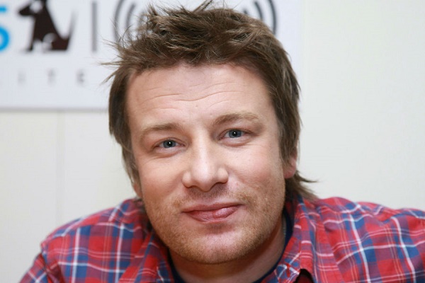 Le chef cuisinier Jamie Oliver met du chorizo dans sa paella et provoque la colère des Espagnols