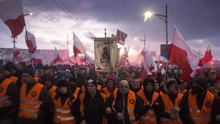 Nationalisten marschieren durch Warschau