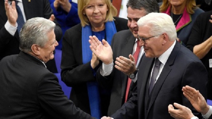 74,3 Prozent für Steinmeier - Aufruf zu Mut - Lob von Merkel