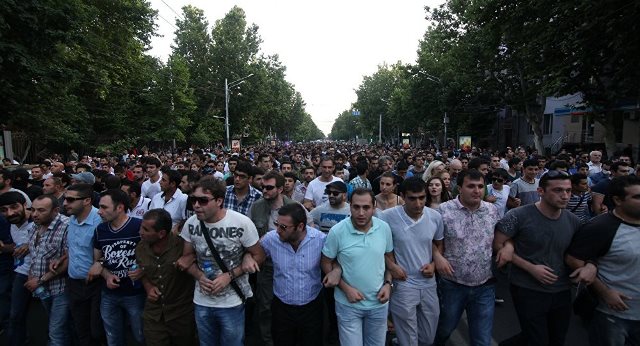 Sarkisyana istefa tələbi: İrəvanda etirazlar qızışır