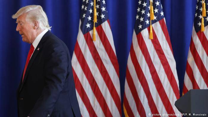 Trump signe une résolution condamnant les suprémacistes blancs