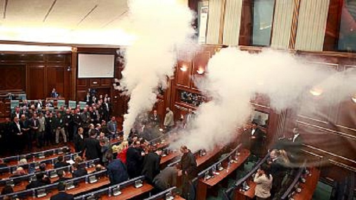 L’opposition antiserbe déclenche des gaz lacrymogènes dans le Parlement