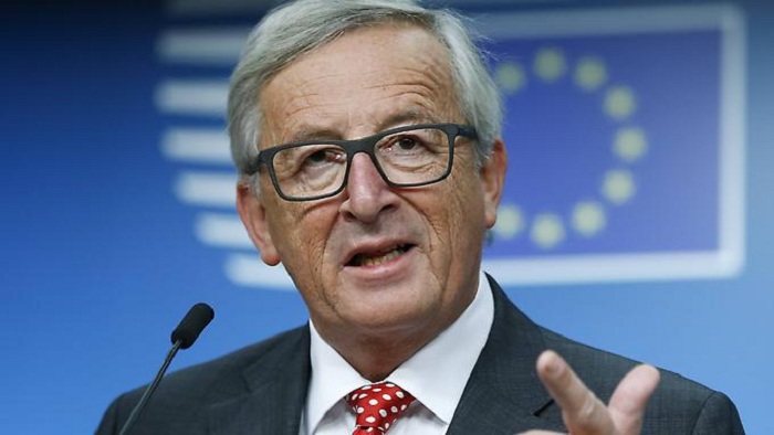 Juncker schaut Facebook auf die Finger