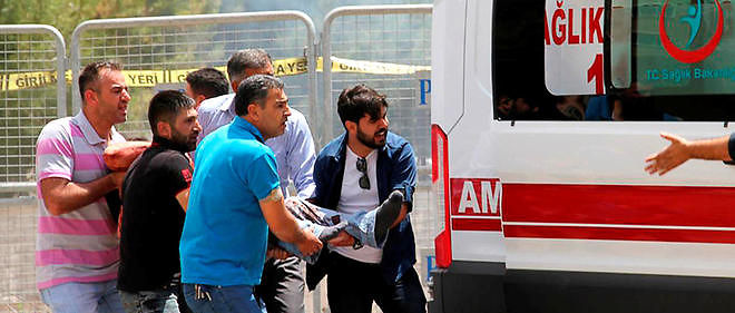 Turquie: attentat à la voiture piégée