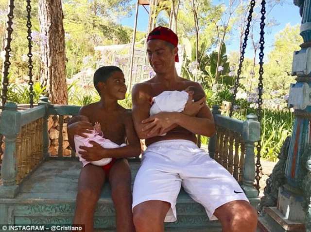 Cristiano Ronaldo 'earns £310000 per Instagram post'