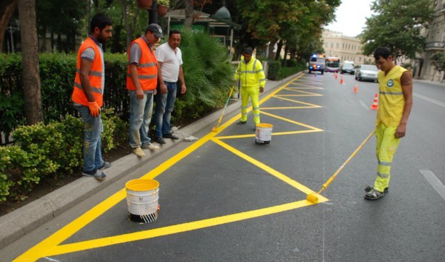 Avtobus dayanacaqlarında xüsusi xətlər çəkilir