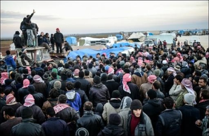 Syrische Flüchtlinge harren an verriegelter Grenze zur Türkei aus