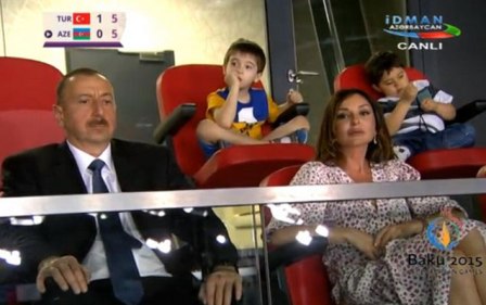 İlham Əliyev xanımı ilə voleybol oyununu izlədi