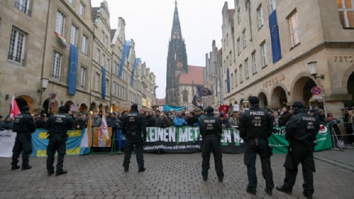 Tausende Menschen protestieren gegen AfD