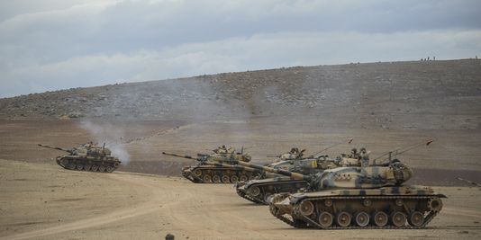 L`armée turque bombarde l`EI en Syrie, les Kurdes en Irak