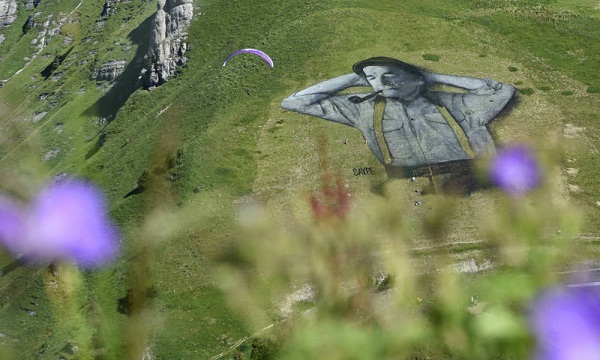 Un artiste français réalise la plus grande fresque sur herbe au monde en Suisse