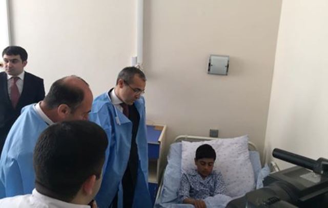 Nazir ermənilərin yaraladığı şagirdə baş çəkdi