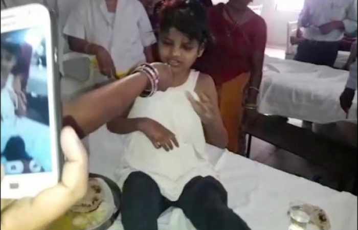 La «Mowgli girl» n'a pas été élevée par des singes - VIDEO