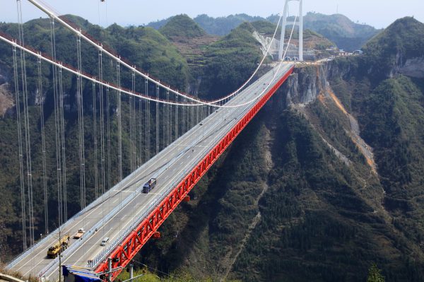 La Chine inaugure le plus haut pont suspendu du monde