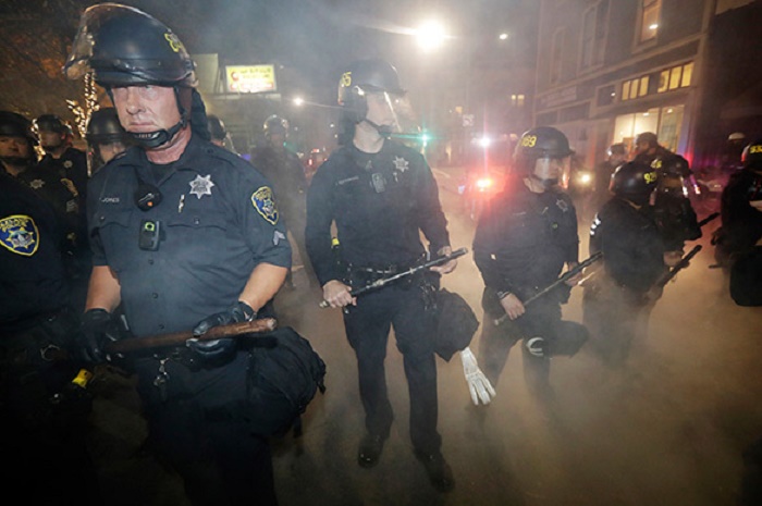 Protesters and supporters of Trump clash in Washington