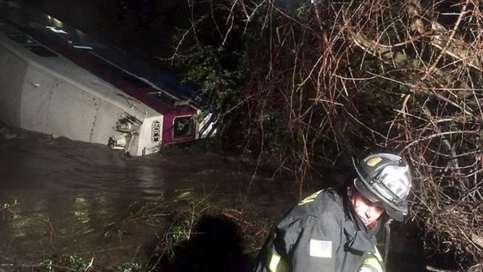 Zug entgleist und stürzt in Flussbett