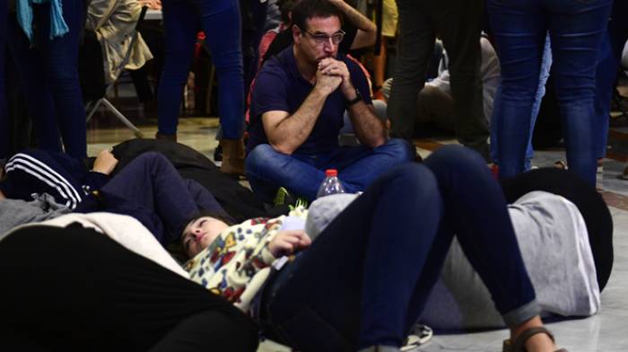 Catalogne: des centaines de personnes se massent devant les bureaux de vote