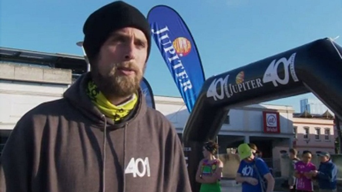 Il a couru 401 marathons en 401 jours - VIDEO