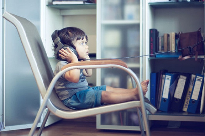 Près d’un enfant sur dix de moins de 2 ans s’endort avec des écouteurs