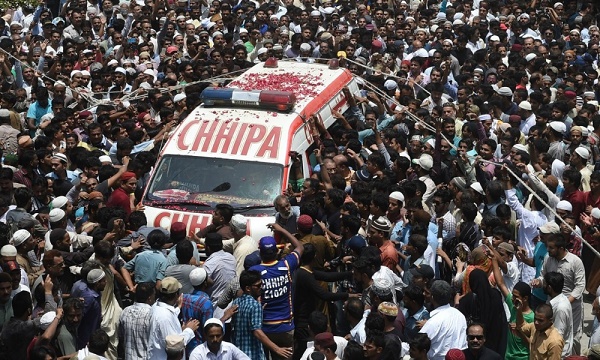 Les funérailles d`un chanteur rassemblent des milliers de Pakistanais