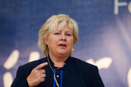 La Première ministre norvégienne chasse le Pokémon à Bratislava