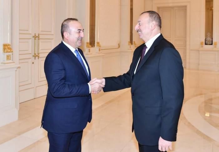 Ilham Aliyev reçoit une délégation menée par le chef de la diplomatie turque