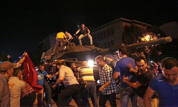 Coup d`Etat en Turquie: 90 tués et plus de 2840 arrêtés après soulèvement contre le président Erdogan - Mises à jour en direct 