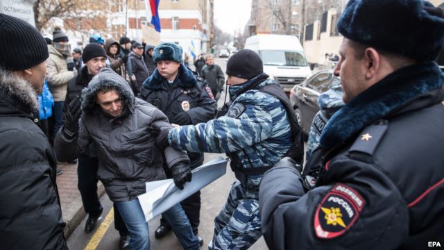 Moskvada Türkiyə səfirliyi daş-qalaq edildi - VİDEO