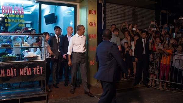 Quand Obama mange pour 6 dollars dans une gargote de Hanoï