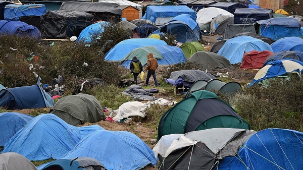 Calais : l`entrée de la jungle démolie par les bulldozers sous surveillance policière