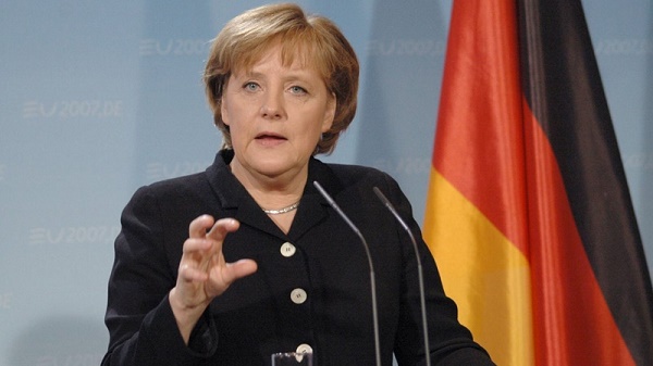 Pour Merkel, l`Europe ne peut pas laisser la Grèce "plonger dans le chaos"