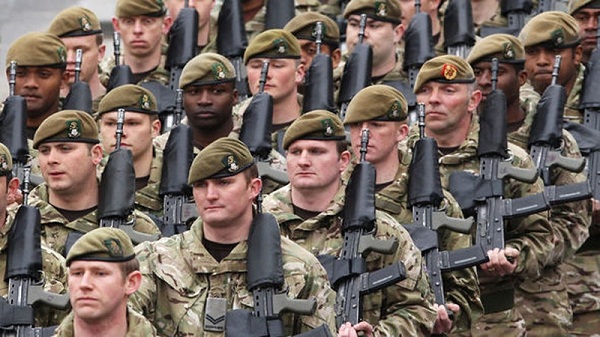 La Grande-Bretagne envoie des militaires vers les frontières russes