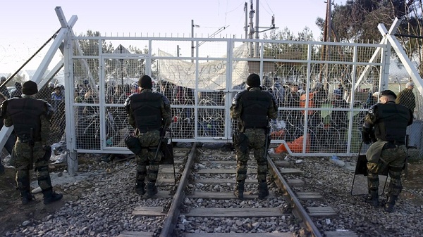 Des milliers de migrants bloqués à la frontière gréco-macédonienne
