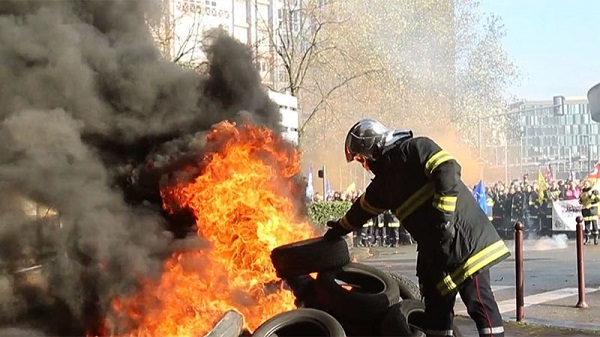 Les sapeurs-pompiers manifestent en France