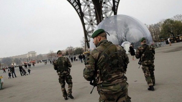Amnesty international: l`état d`urgence a «bouleversé des centaines de vies» en France