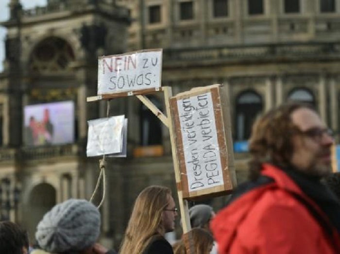 Hunderte Menschen protestieren in Dresden gegen Pegida-Großdemo