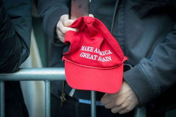 Un juge canadien suspendu pour avoir porté la casquette de Trump