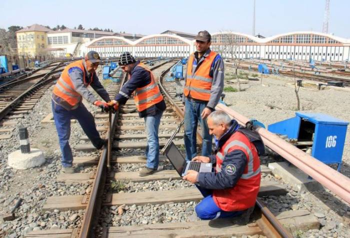 Metropolitenin park yolları yenilənir