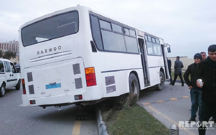 Bakıda sərnişin avtobusları toqquşub - 4 nəfər yaralanıb