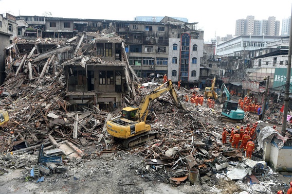 Chine: Une fillette sauvée par le corps de son père dans l`effondrement d`immeubles 