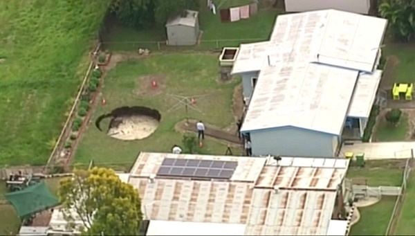 Australie: un énorme trou apparaît dans le jardin d`un couple de retraités - VIDEO