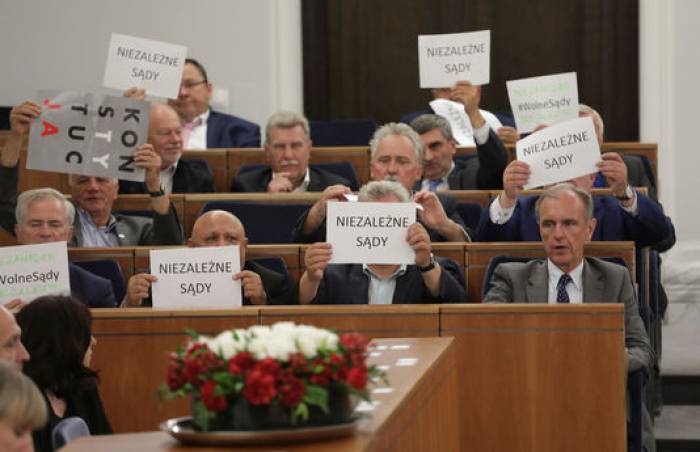 La Pologne vote une réforme controversée de la Cour suprême