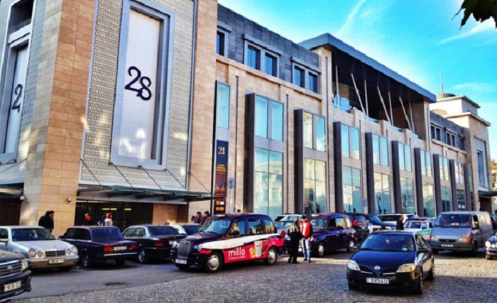 People evacuated from Baku mall due to bomb report