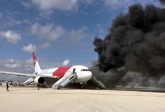 Boeing en feu dans un aéroport de Floride VIDEO