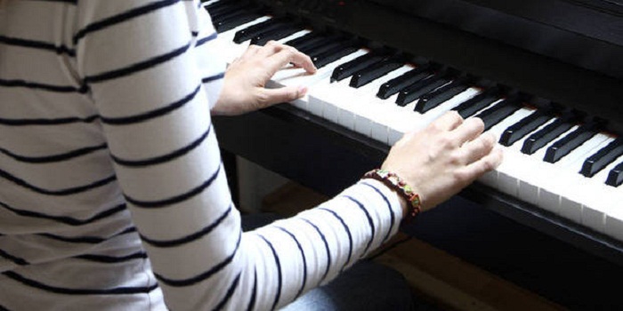 USA: une pianiste accuse un professeur de relations sexuelles forcées