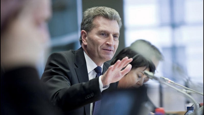 Bruxelles refuse de condamner les commentaires racistes d’Oettinger