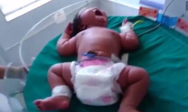 Inde: elle donne naissance à une petite fille de 6,8 kg - VIDEO