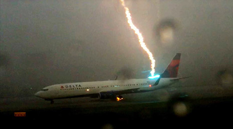 Powerful lightning strikes Delta plane in Atlanta - VIDEO