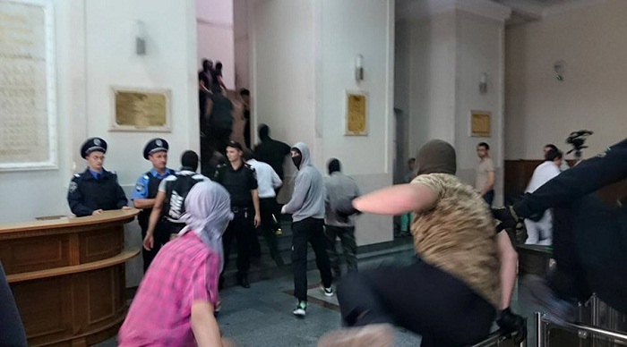 Around 200 masked men storm Kharkov city hall in Eastern Ukraine